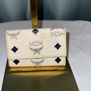 MCM 4 Keyholder White and Navy
